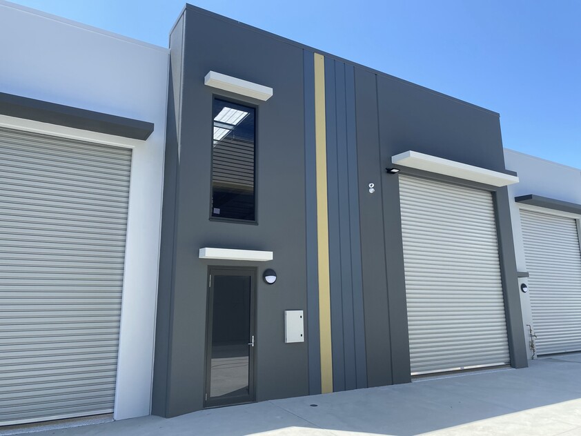 Near New Unit For Lease in Arundel 142 SQM with Epoxy Flooring + Shower
