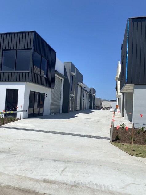 Near New Unit For Lease in Arundel 142 SQM with Epoxy Flooring + Shower