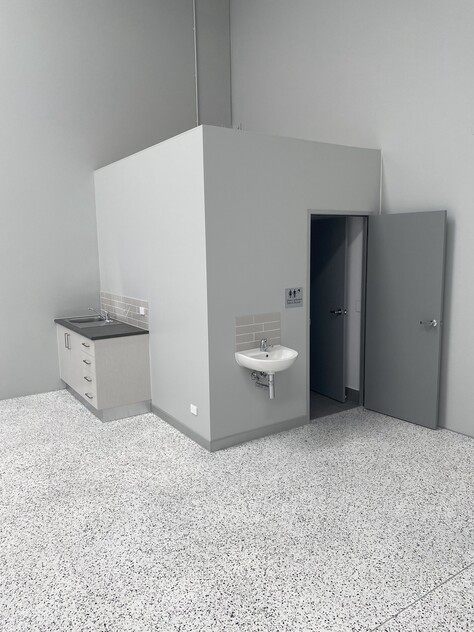 Near New Unit For Lease in Arundel 142 SQM with Epoxy Flooring + Shower