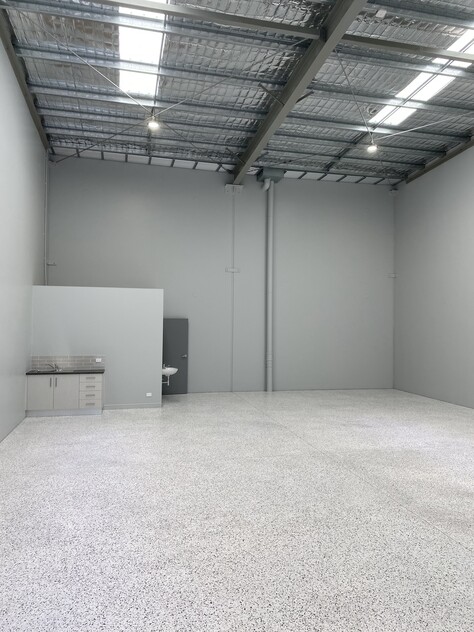 Near New Unit For Lease in Arundel 142 SQM with Epoxy Flooring + Shower