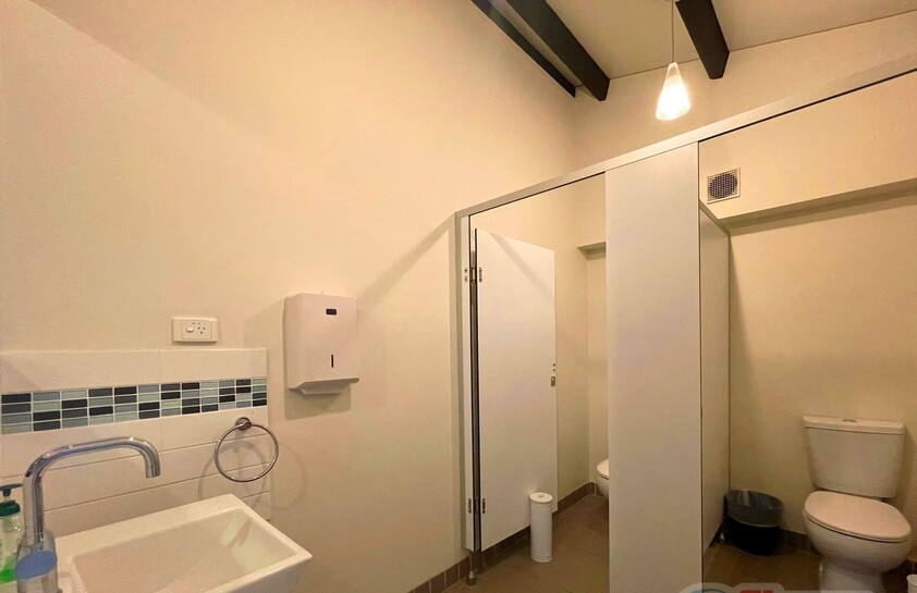 COMMERCIAL OFFICE FOR LEASE MODERN 1ST FLOOR PREMISES CLOSE TO TRAIN STATION