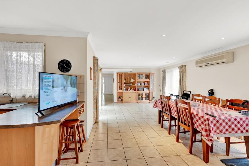 14 Oakes Court Altona Meadows VIC 3028 House for Sale