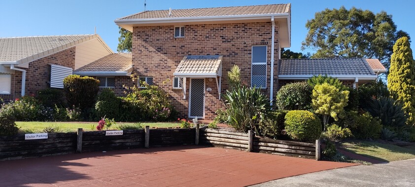 Spacious Two Storey Townhouse in Quiet Complex