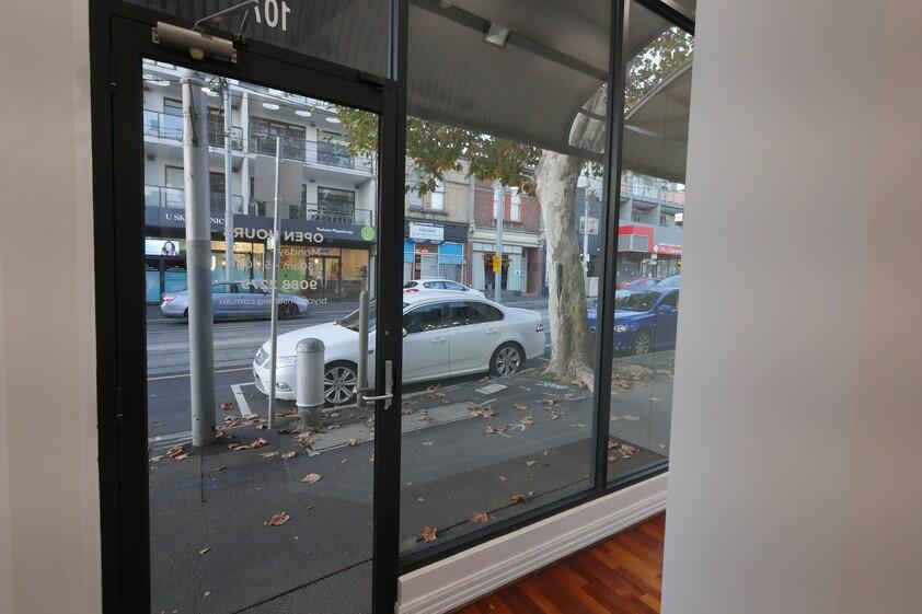 Amazing Diagonal Display Window: Unparalleled visibility.