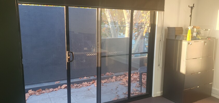 Amazing Diagonal Display Window: Unparalleled visibility.