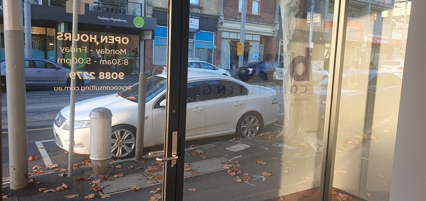 Amazing Diagonal Display Window: Unparalleled visibility.