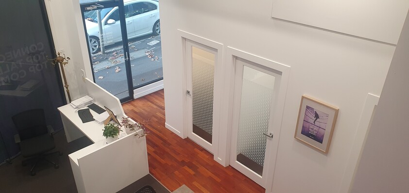 Amazing Diagonal Display Window: Unparalleled visibility.
