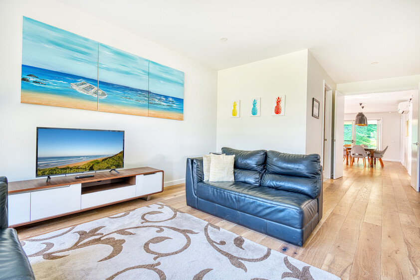 Architecturally Designed Coastal Home Walk to Beach & Shops