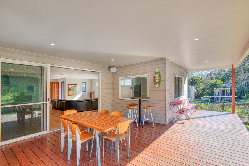 Architecturally Designed Coastal Home Walk to Beach & Shops