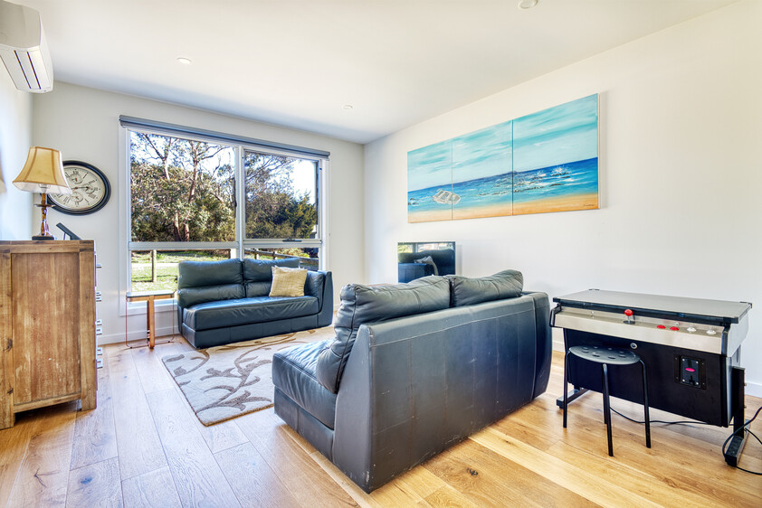 Architecturally Designed Coastal Home Walk to Beach & Shops