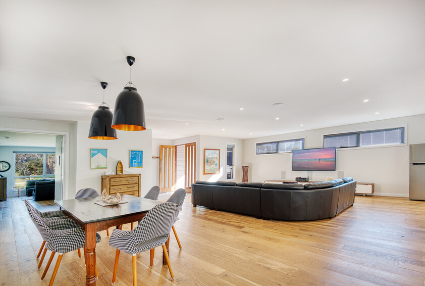 Architecturally Designed Coastal Home Walk to Beach & Shops