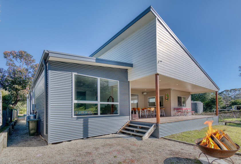 Architecturally Designed Coastal Home Walk to Beach & Shops