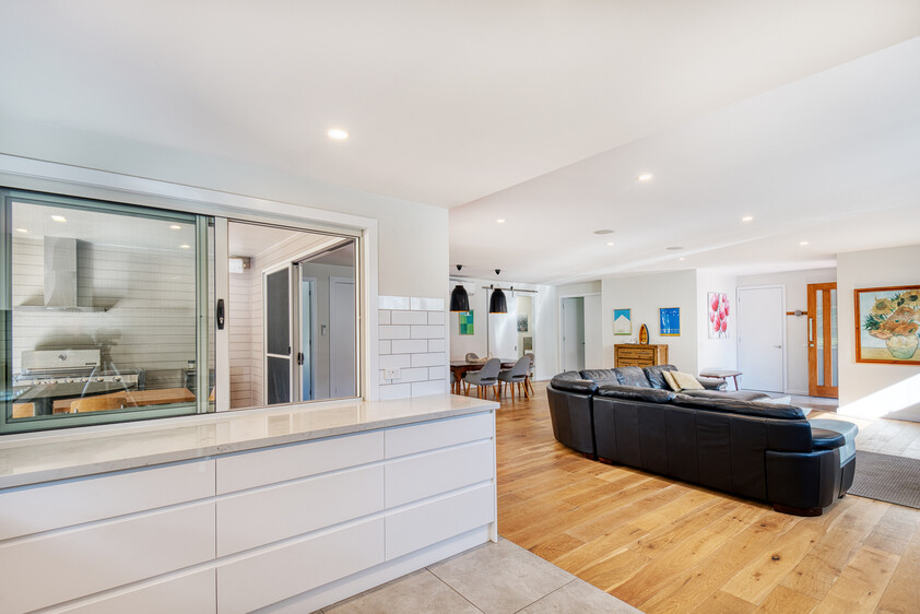 Architecturally Designed Coastal Home Walk to Beach & Shops