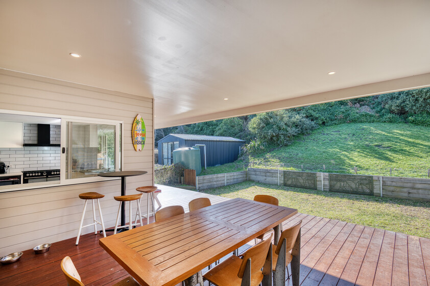 Architecturally Designed Coastal Home Walk to Beach & Shops