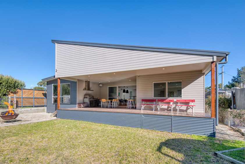 Architecturally Designed Coastal Home Walk to Beach & Shops