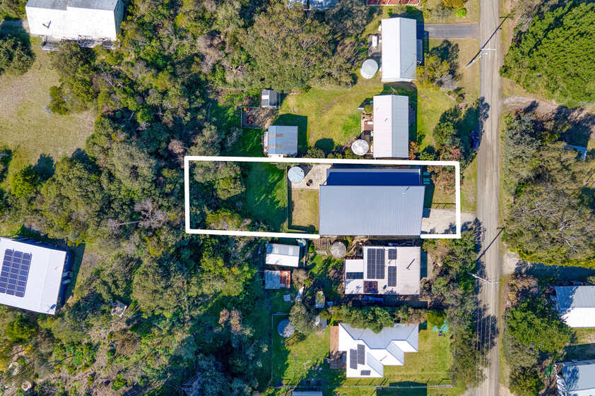 Architecturally Designed Coastal Home Walk to Beach & Shops
