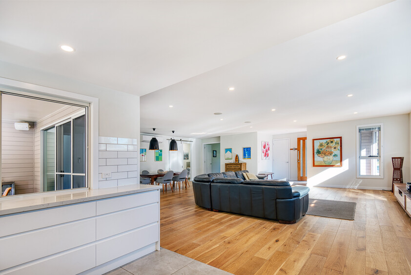 Architecturally Designed Coastal Home Walk to Beach & Shops