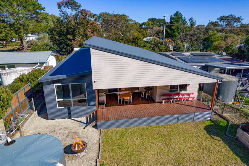 Architecturally Designed Coastal Home Walk to Beach & Shops