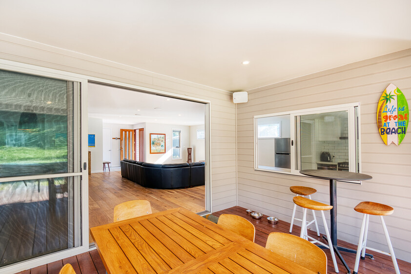 Architecturally Designed Coastal Home Walk to Beach & Shops