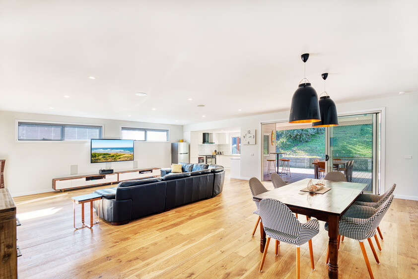 Architecturally Designed Coastal Home Walk to Beach & Shops