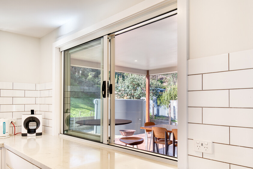 Architecturally Designed Coastal Home Walk to Beach & Shops