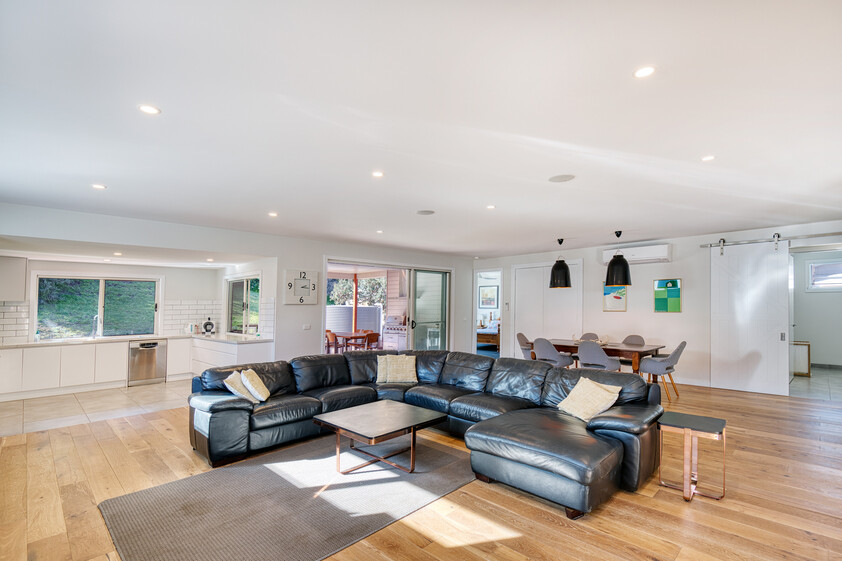 Architecturally Designed Coastal Home Walk to Beach & Shops