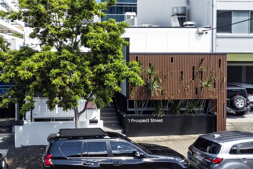 Valley Turnkey Restaurant and Bar with waiting clientele.