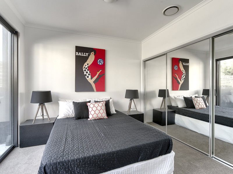 Stylish 3 bedroom townhouse with city view