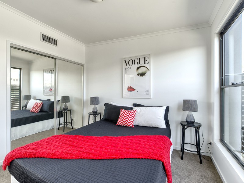 Stylish 3 bedroom townhouse with city view