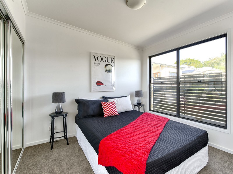 Stylish 3 bedroom townhouse with city view