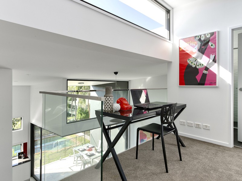 Stylish 3 bedroom townhouse with city view