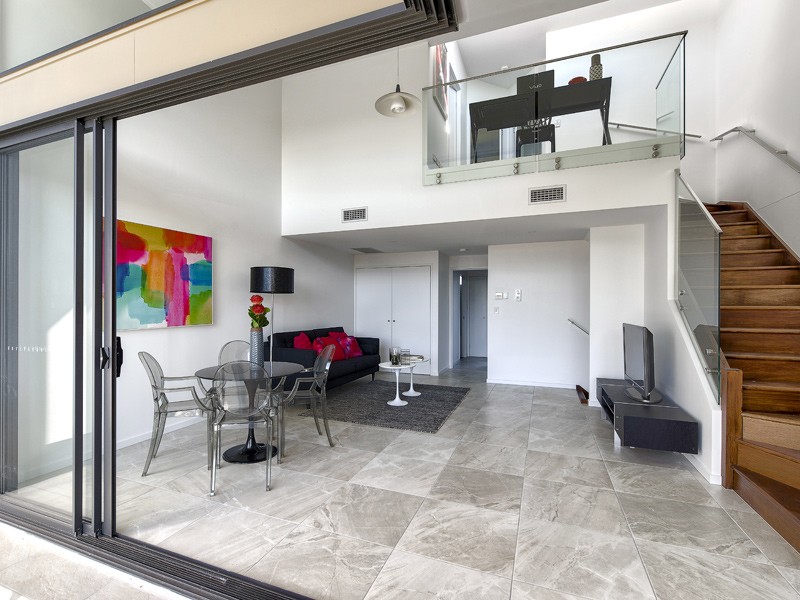 Stylish 3 bedroom townhouse with city view