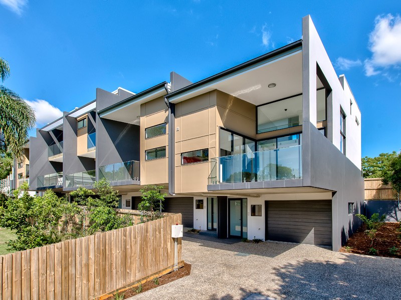 Stylish 3 bedroom townhouse with city view
