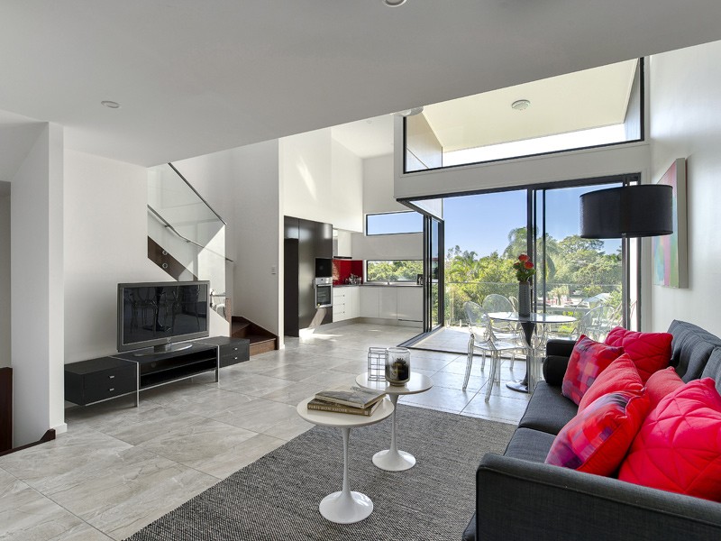 Stylish 3 bedroom townhouse with city view