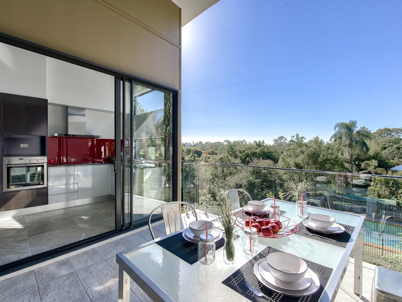 Stylish 3 bedroom townhouse with city view