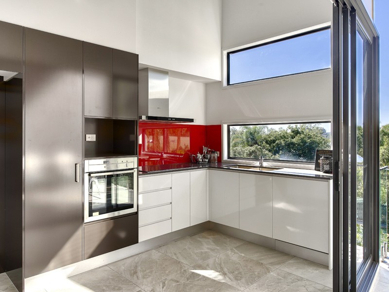 Stylish 3 bedroom townhouse with city view