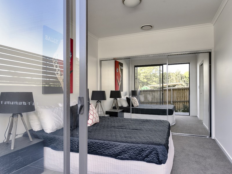 Stylish 3 bedroom townhouse with city view