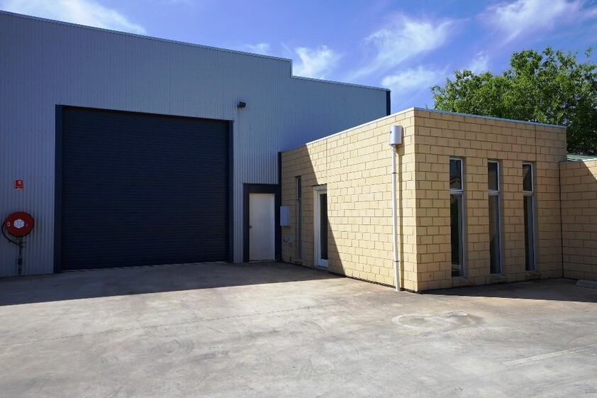 Great location 186 sqm warehouse / office
