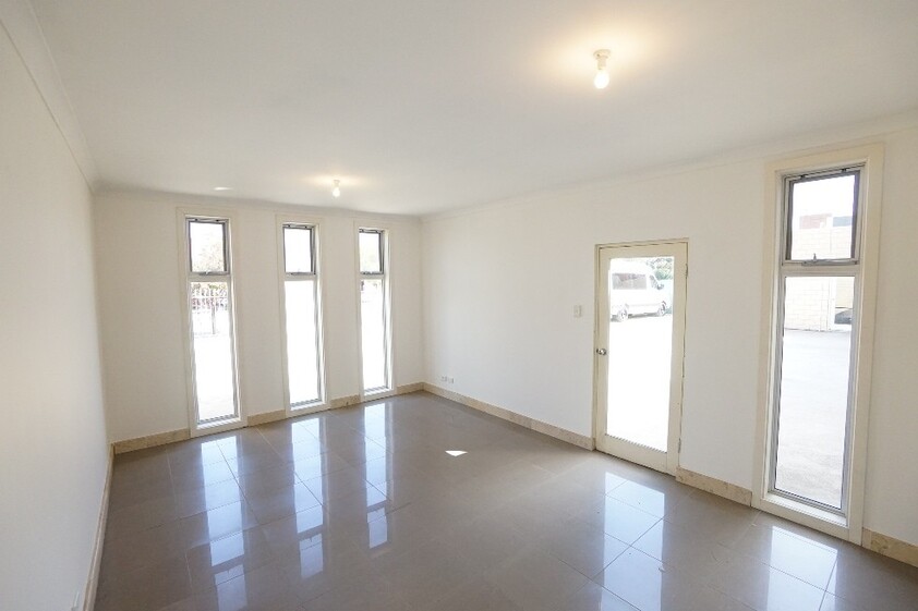 Great location 186 sqm warehouse / office