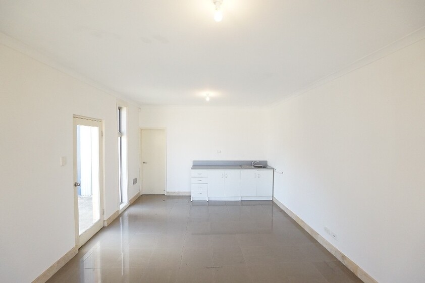 Great location 186 sqm warehouse / office