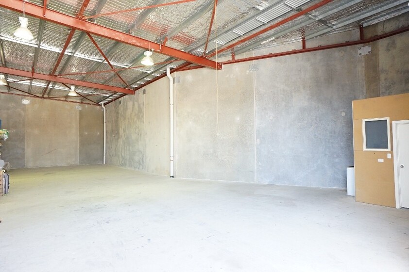 Great location 186 sqm warehouse / office