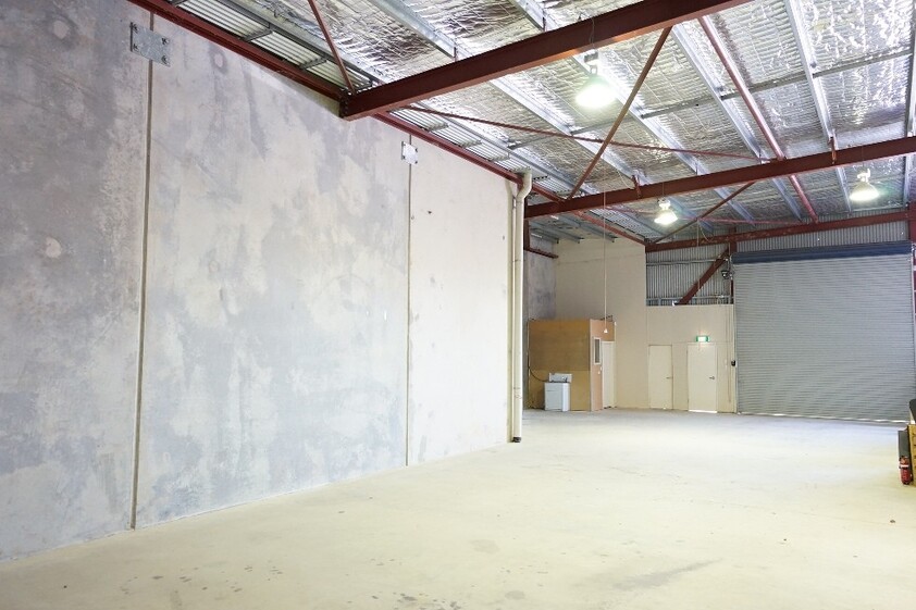Great location 186 sqm warehouse / office