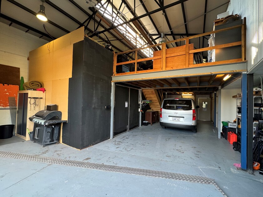 COMMERCIAL OFFICE FOR LEASE MODERN 1ST FLOOR PREMISES CLOSE TO TRAIN STATION