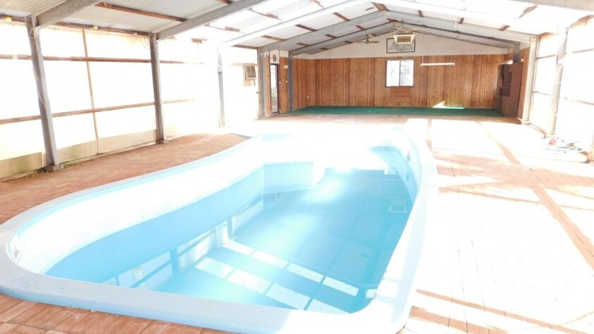 Versatile Live-In Commercial Space with Workshop and Ample Storage