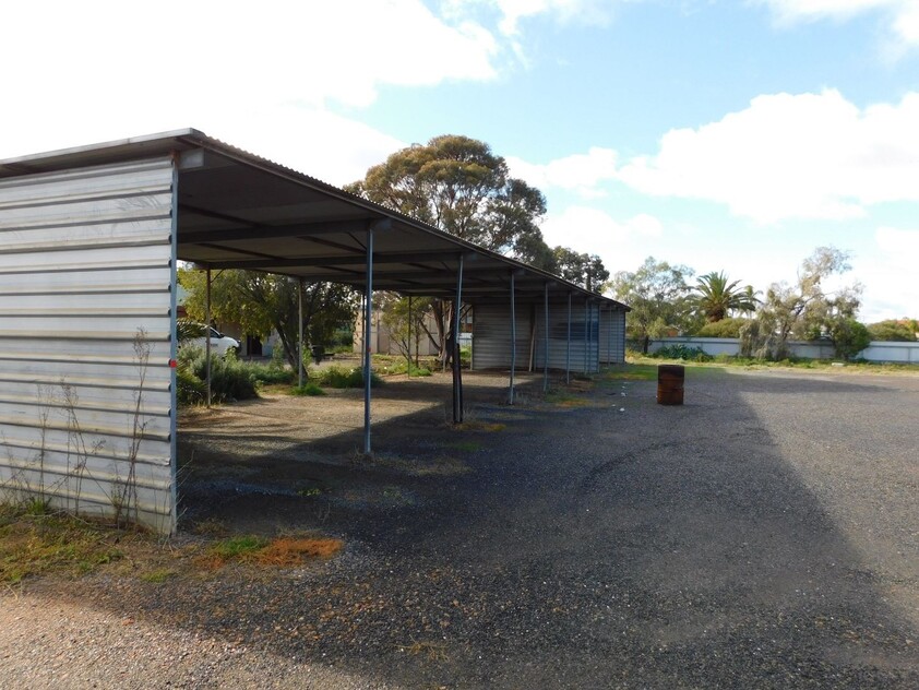 Versatile Live-In Commercial Space with Workshop and Ample Storage