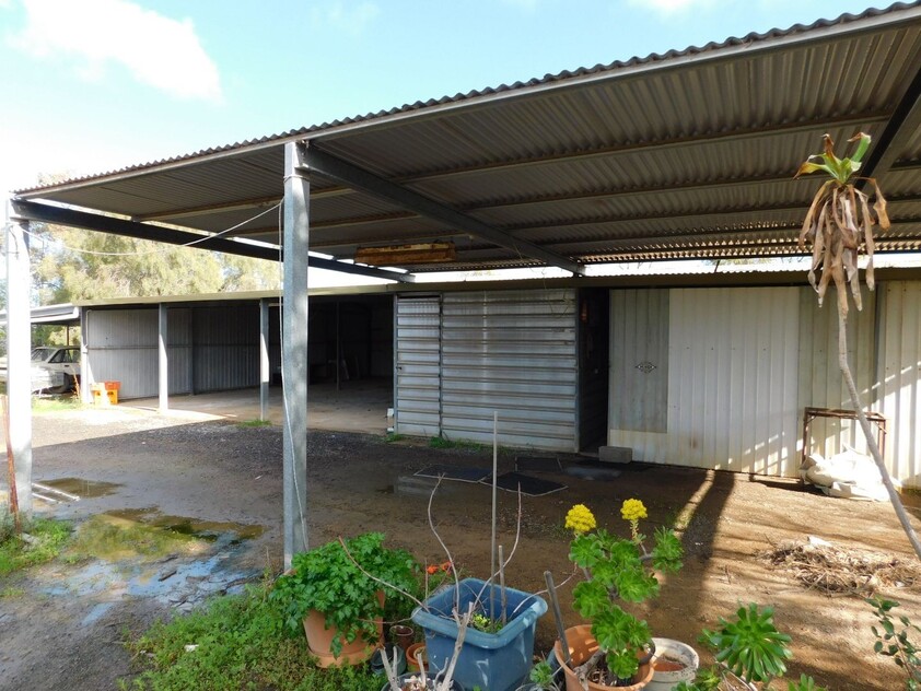 Versatile Live-In Commercial Space with Workshop and Ample Storage