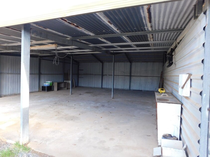 Versatile Live-In Commercial Space with Workshop and Ample Storage
