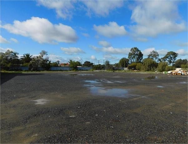 Versatile Live-In Commercial Space with Workshop and Ample Storage