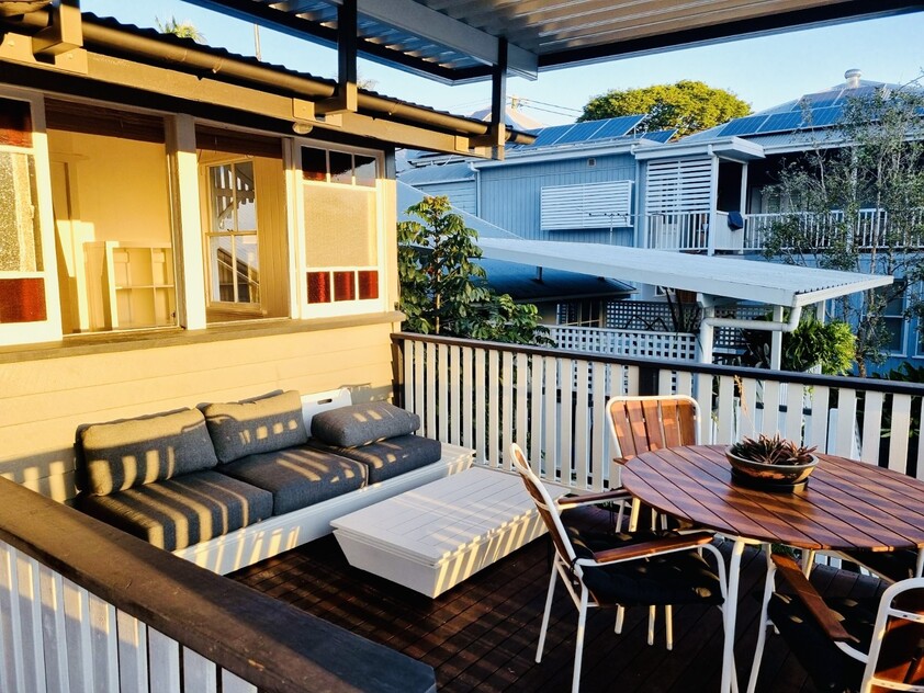 CHARMING QUEENSLANDER COTTAGE
