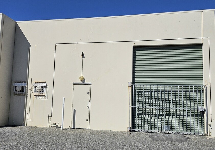 PRIME SHOWROOM / WAREHOUSE LOCATED RIGHT OFF THE FREEWAY